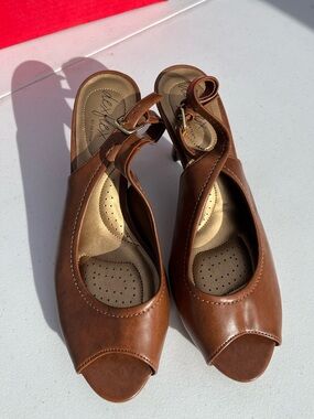 dexflex comfort Women's Brown Peep-Toe Slingback Heels